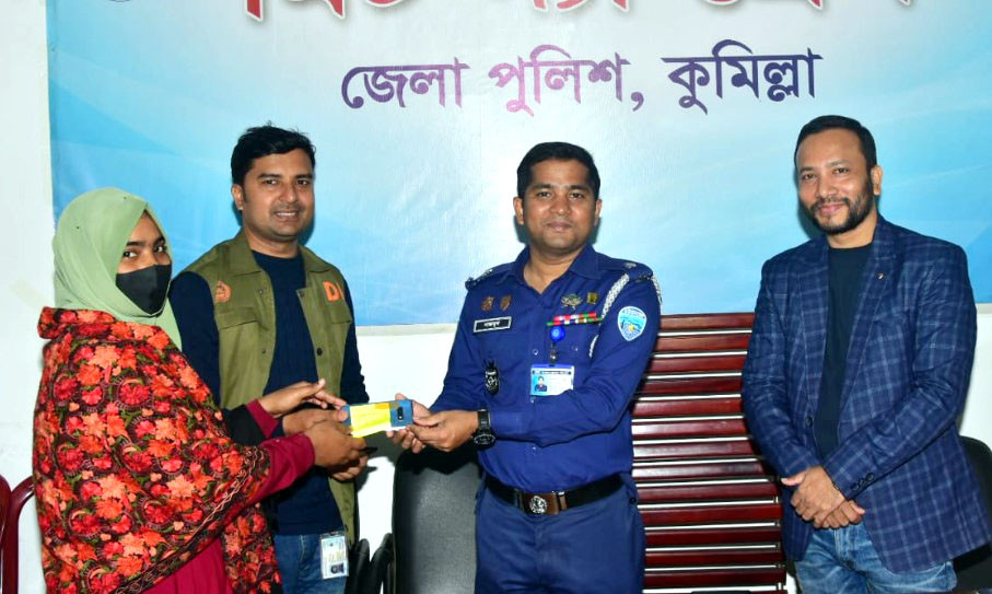 কুমিল্লায় উদ্ধার হওয়া ফোন প্রকৃত মালিকের নিকট হস্তান্তর